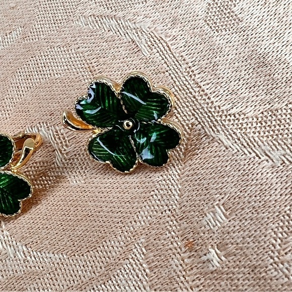 Vintage Avon Earrings Lucky Clover Green Gold Clip On Style - Picture 7 of 9